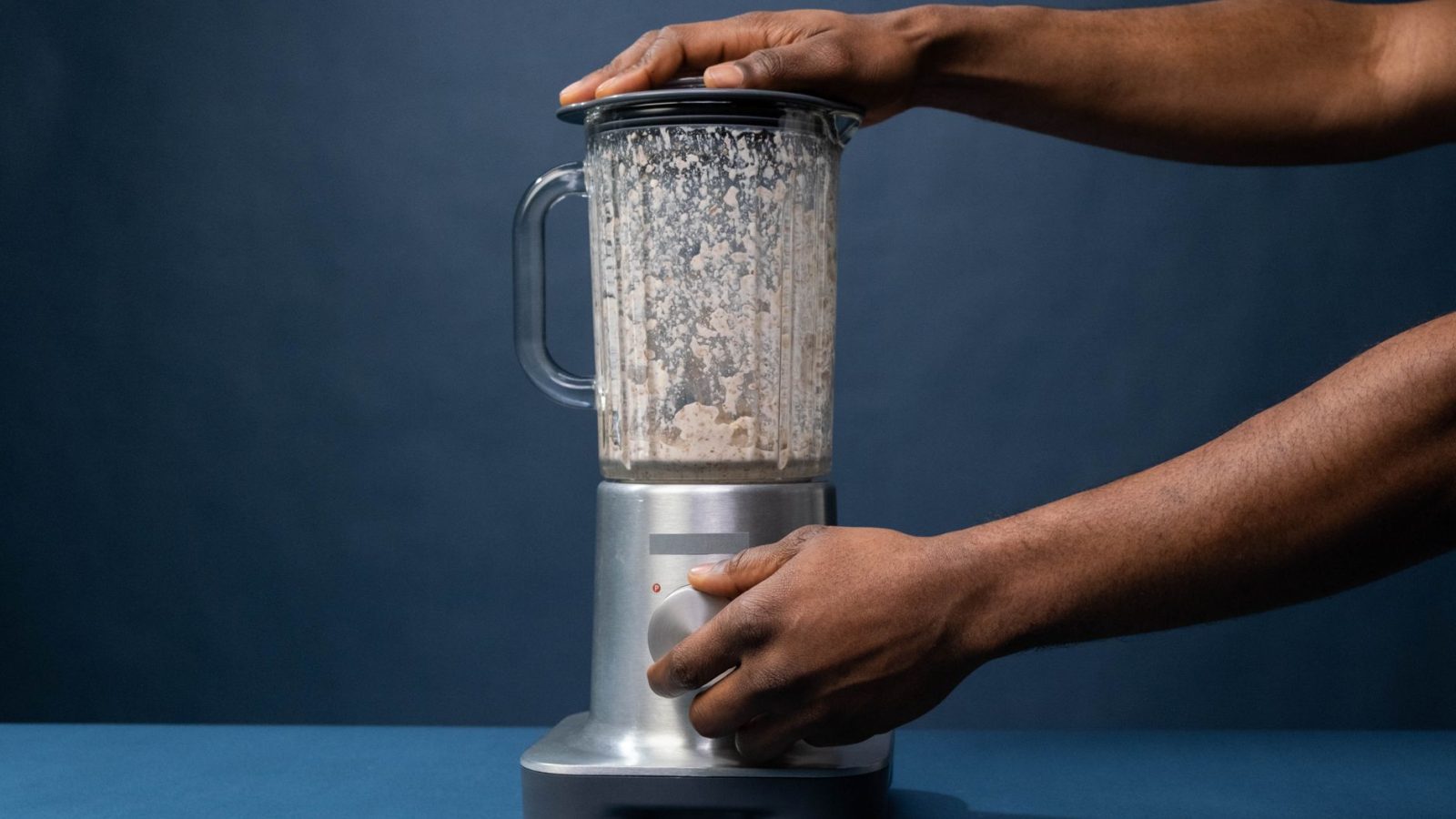 Préparation de jus et smoothies avec un blender chauffant