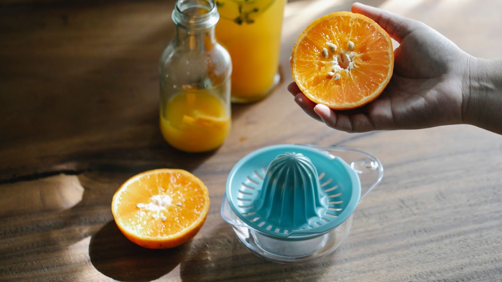 Centrifugeuse en action extrayant le jus rapidement d'agrumes
