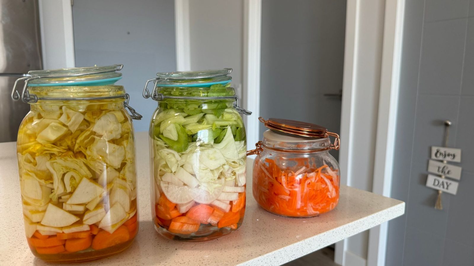Bocaux de verre avec légumes fermentés et airlock pour la fermentation maison