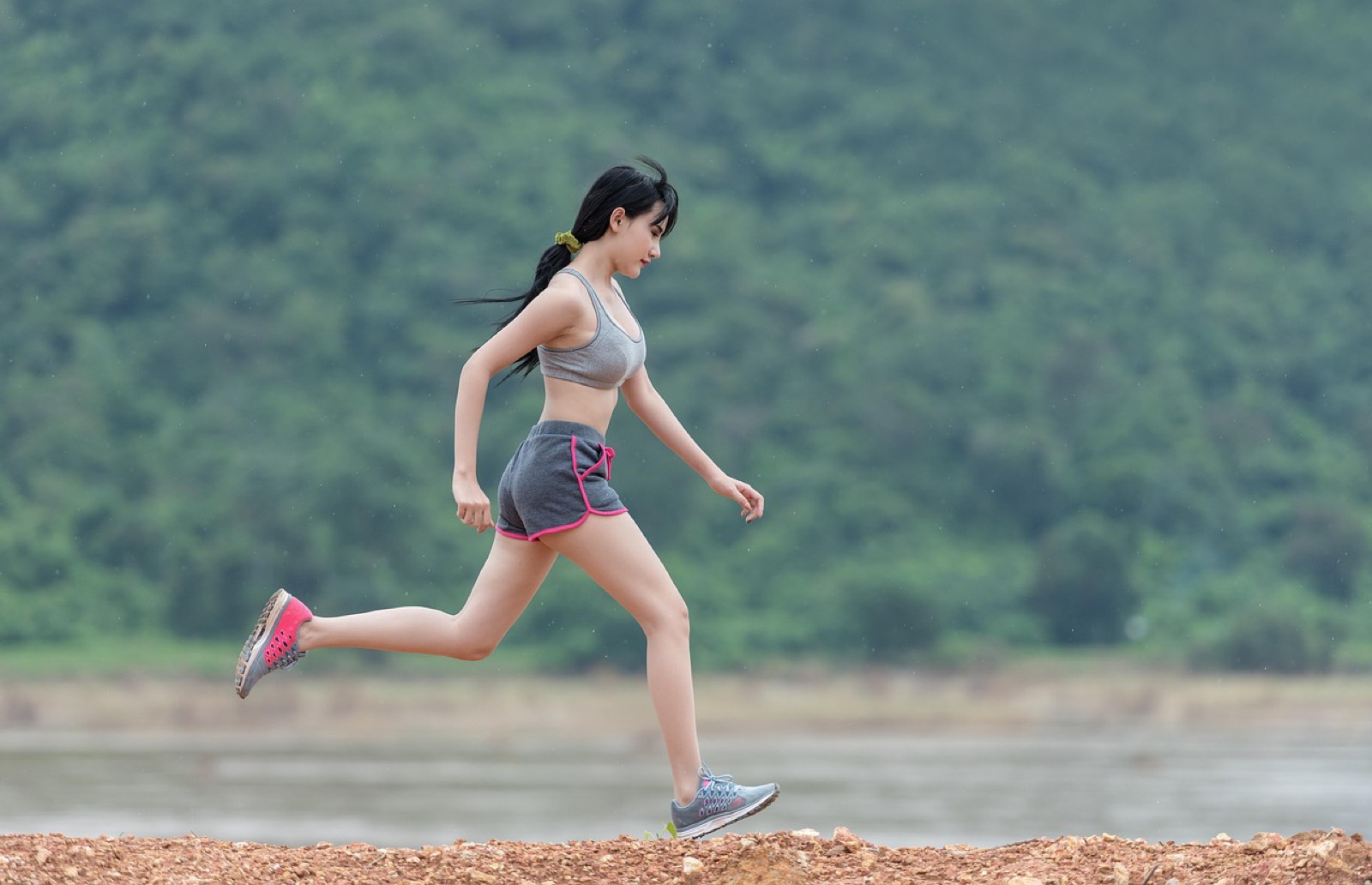 Gilet d&rsquo;hydratation course à pied : bien choisir sans gêner la digesti